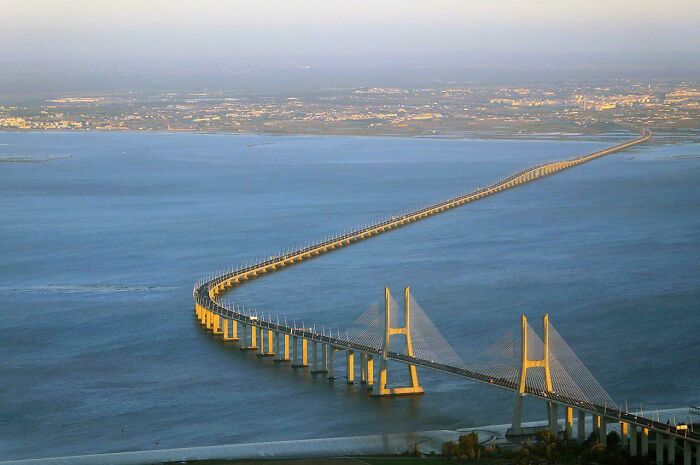 Puente Vasco de Gama en Lisboa, Portugal, el más largo