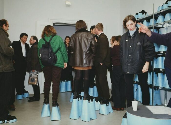 El artista berlinés Hans Hemmert organizó una fiesta en la que los invitados usaron extensores de zapatos para que todos tuvieran la misma altura de dos metros. 1997