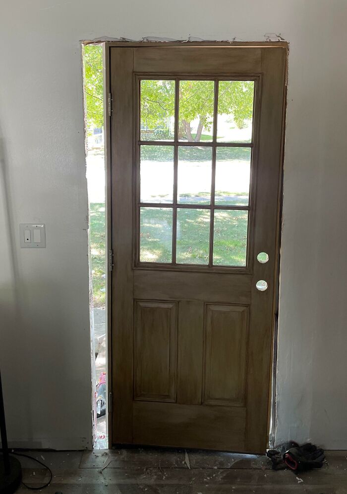 Tras quitar la puerta para poner una nueva, descubrí que hay distintos tamaños de puertas