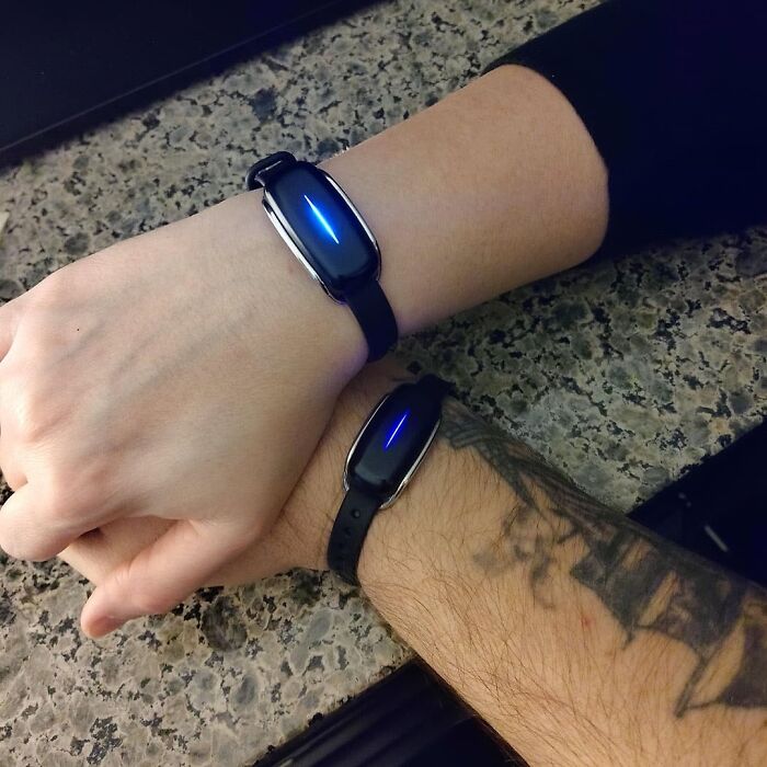Always Connected: Pair Of Long-Distance Touch Bracelets - Real-Time Messaging And Customizable Colors!