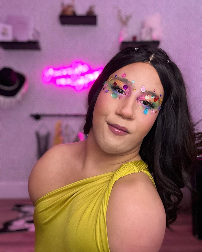 People Are Amazed By Limbless Makeup Influencer Who Creates Stunning Looks
