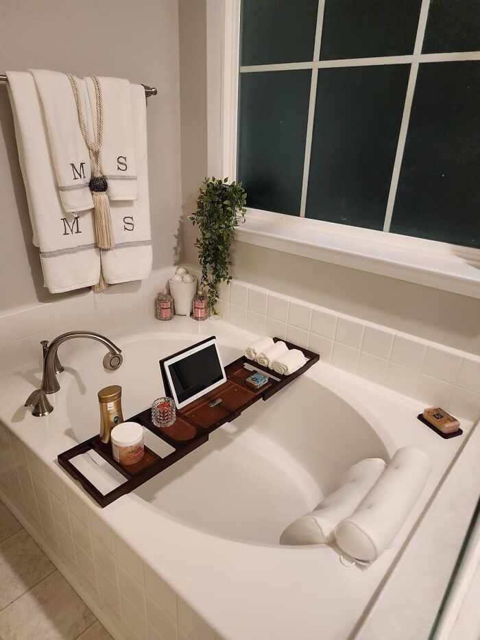 Soak In Style: Luxury Bathtub Tray Caddy With Expandable Arms & Mirror !