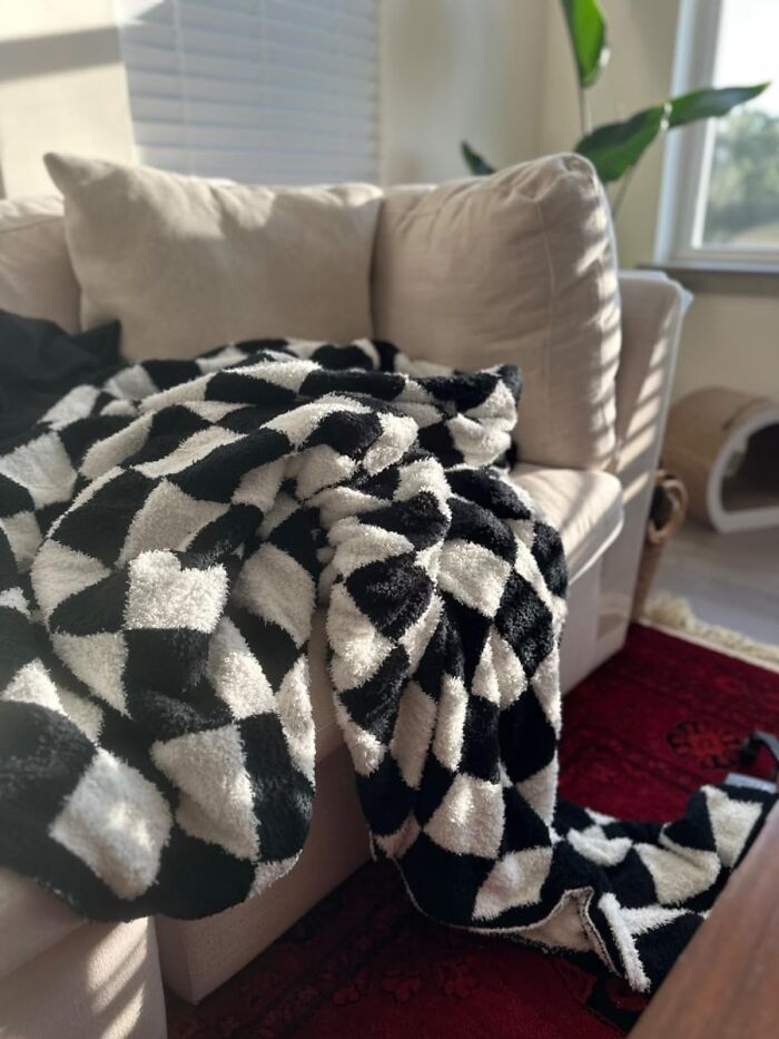Ditch The Prestigious Barefoot Ambition For Something Slightly Less Gold-Spun But Equally Dreamy – The Yiruio Throw Blanket, Promising Cocoon-Like Comfort At A 'I Can Actually Buy Groceries Now' Price