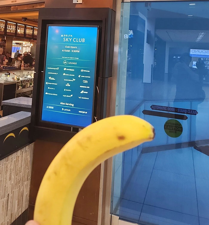 After Delta Agent Scolds Passenger For Taking A Banana, Others Launch Hilarious Mass Protest After Delta Agent Scolds Passenger For Taking A Banana, Others Launch Hilarious Mass Protest
