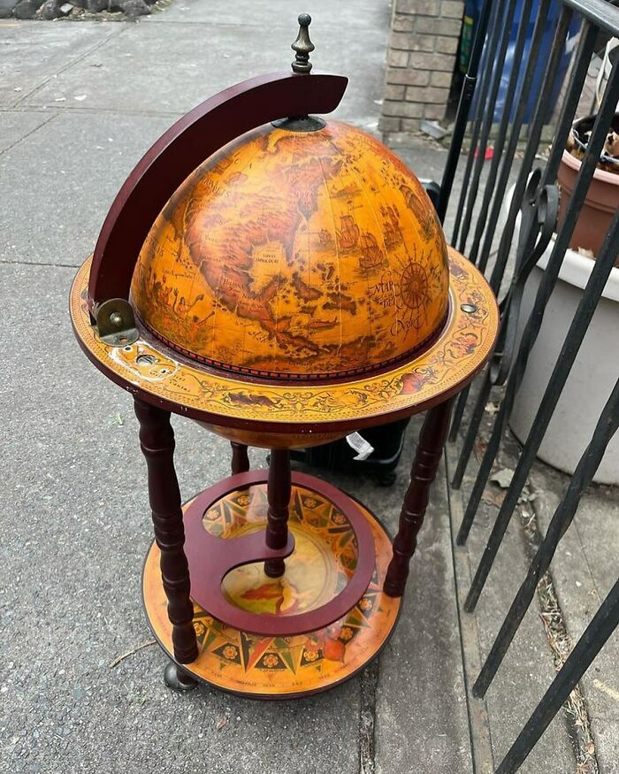 A Stooping Classic… The Globe Bar. Clifford And Calyer St In Greenpoint 