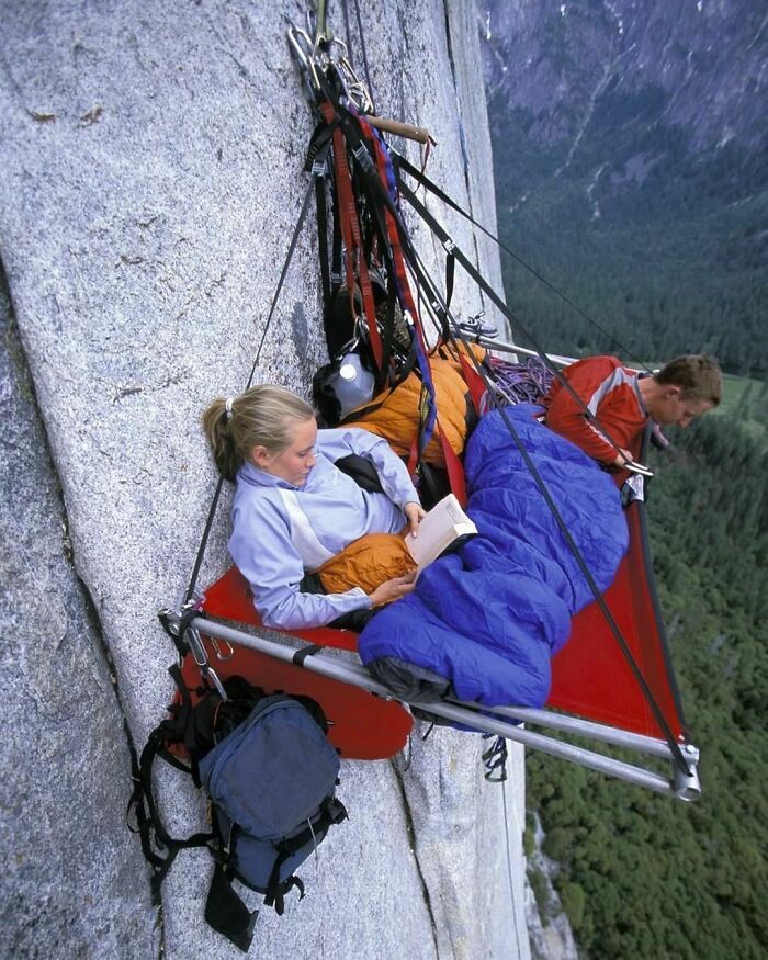 Los escaladores de renombre mundial Beth Rodden y Tommy Caldwell fotografiados por Corey Rich durante una parada en Portaledge en Yosemite, 1999