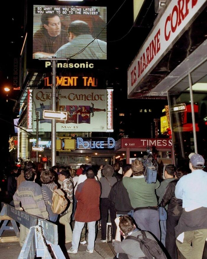 New Yorkers Stop To Watch The ‘Seinfeld’ Finale In Times Square, May 1998