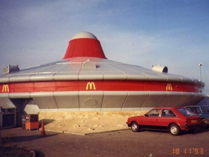 Icónico McDonald's con temática ovni en Alconbury, Cambridgeshire, Reino Unido, noviembre de 1993