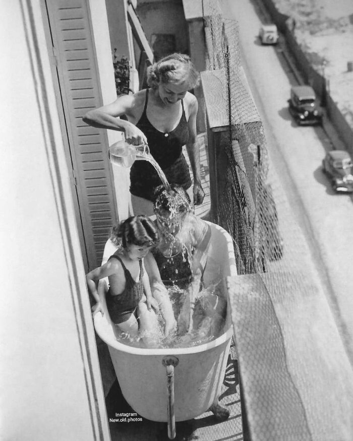 Familia refrescándose en su balcón durante la ola de calor del verano de 1937 en París