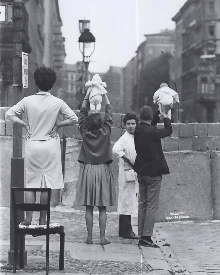 Berlin, 1961. Residentes de Berlín occidental muestran sus niños a sus abuelos que viven en Berlín oriental
