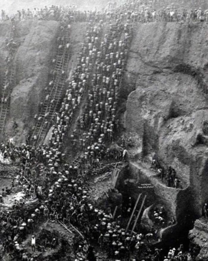 After Gold Had Been Discovered In A Stream In 1979, " Serra Pelada " Became The World’s Largest Open-Air Gold Mine, Starting The Rush For 50.000 Gold Diggers , Working And Living In Terrible Conditions . Serra Pelada , Brazil . Photo By Sebastião Salgado