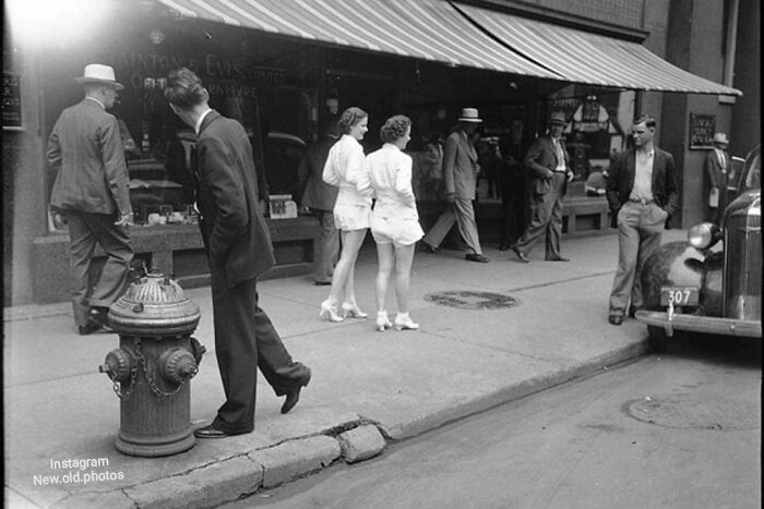 2 mujeres mostrando sus piernas sin cubrir en público por 1ª vez, Toronto, 1937