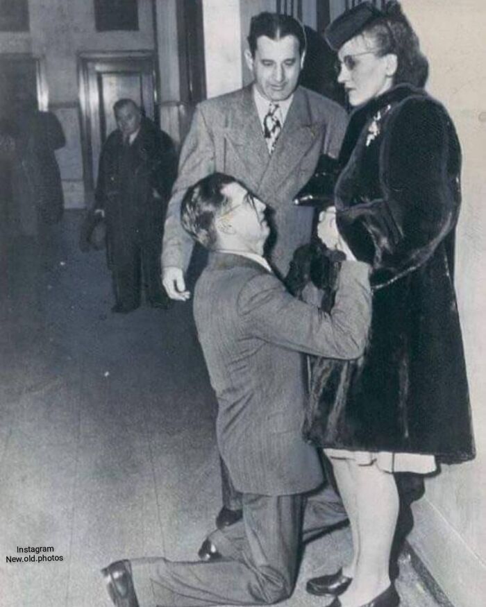 Hombre suplicando a su mujer que le perdone en el juzgado de divorcios, Chicago, 1946