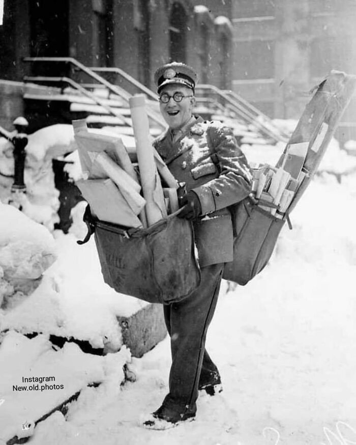 El cartero N. Sorenson posando con su carga de correo y paquetes navideños, Chicago, 1929