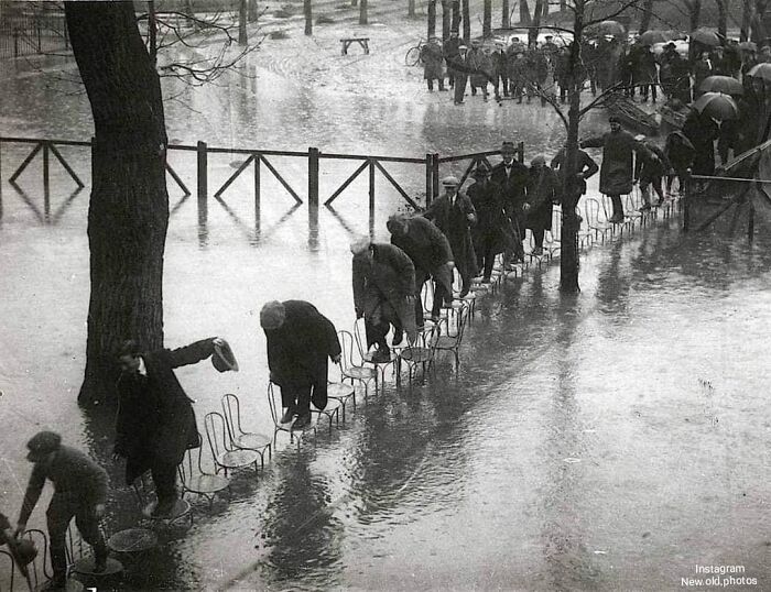 Parisinos intentando cruzar durante una inundación, 1924. Foto de Henri Manuel