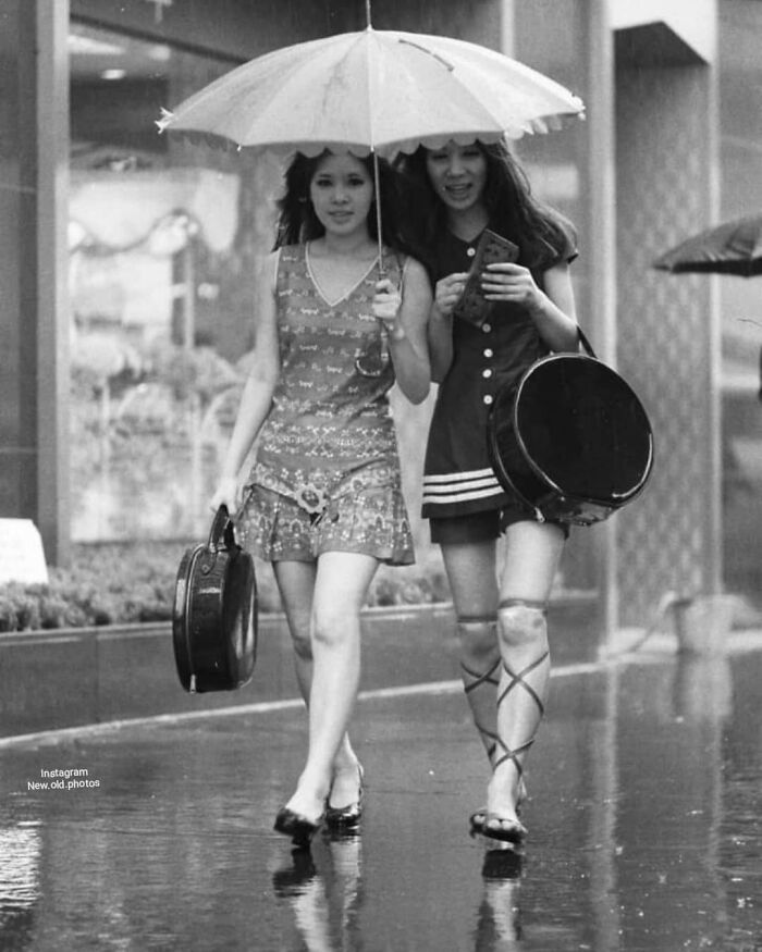 Bajo la lluvia en el distrito Ginza, Tokyo, Japón, 1969