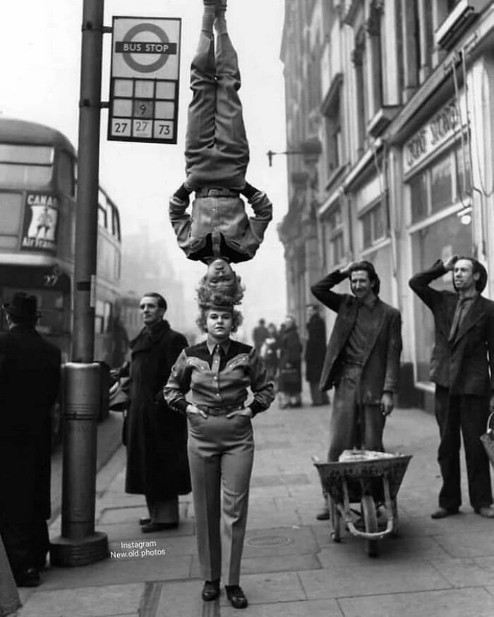 2 miembros del circo Bertram Mills caminando en Londres, 1953