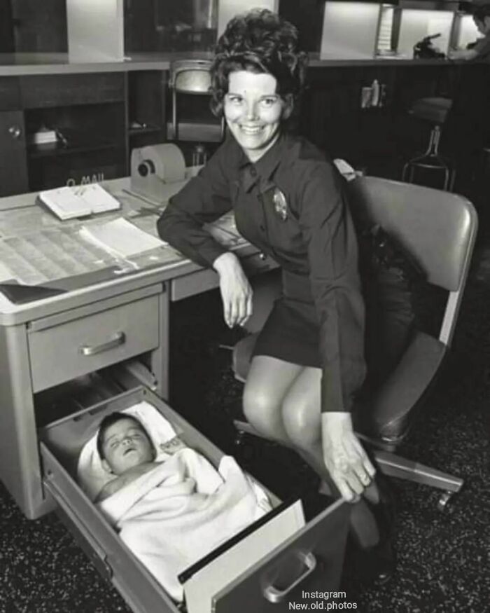 Abandoned Baby Sleeping In Desk Drawer At Los Angeles Police Station , ( 1971 ) Policewoman Pat Johnson , 28, Tends A Baby Girl , About 9 Months Old, Who Was Found Alone And Crying In A Downtown Hotel Room In Los Angeles , California 