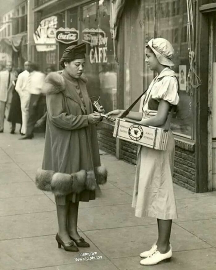 Chica vendiendo goma de mascar de hayuco en Harlem, años 40