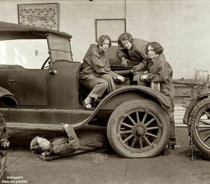 These Progressive High School Girls Learn The Finer Points Of Auto Mechanics In 1927
