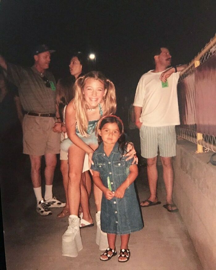 “Encontré una foto de cuando tenía 5 años en mi primer concierto (spice girls) y me tomé una foto con una chica disfrazada de Baby Spice que ahora me di cuenta de que era Blake Lively” - Bria Madrid, 1997
