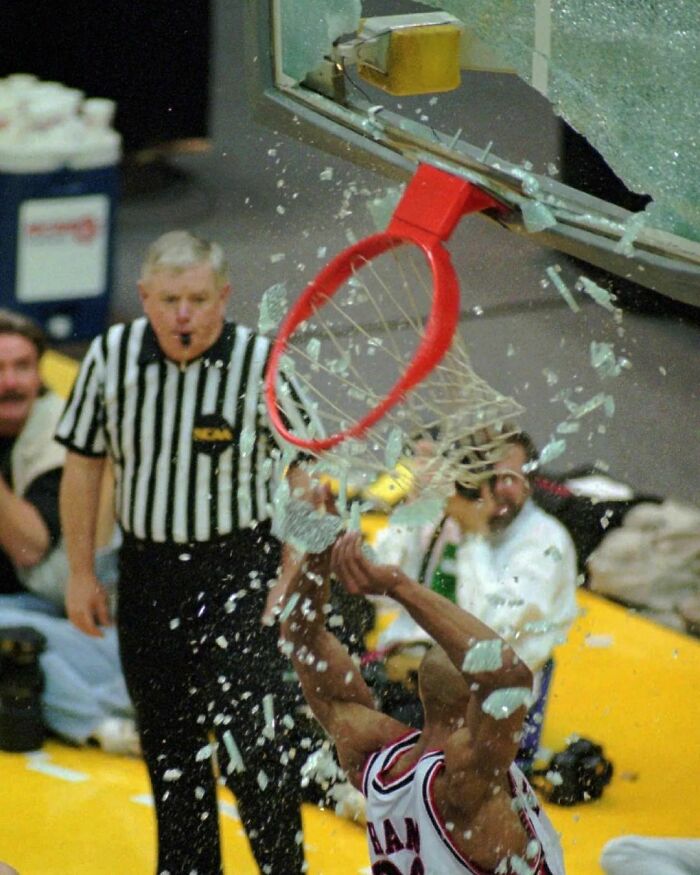 Darvin Ham rompe el tablero durante el torneo de la Ncaa, fotografiado por Scott K. Brown, marzo de 1996