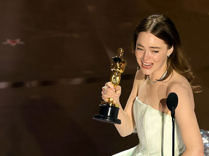 "My Dress Is Broken": Emma Stone Accepts Oscar In Unzipped Dress, Becomes Emotional On Stage