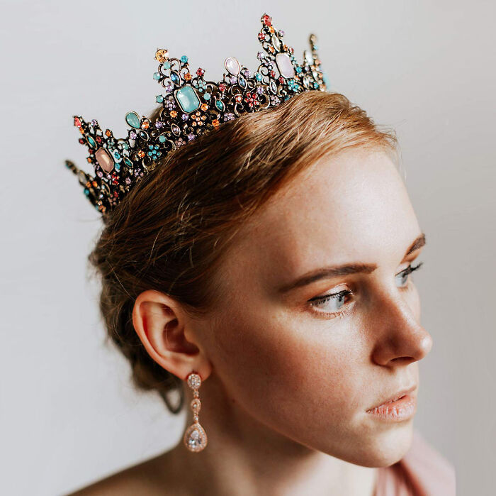 Embark On A Royal Quest With This Stunning Jeweled Baroque Queen Crown 