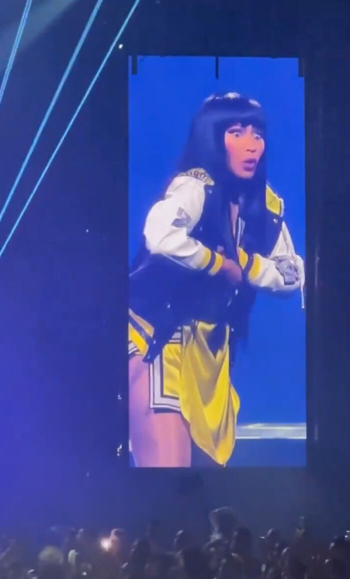 “Oh My God”: Nicki Minaj Scolds Fans After Wardrobe Malfunction On Stage “Oh My God”: Nicki Minaj Scolds Fans After Wardrobe Malfunction On Stage