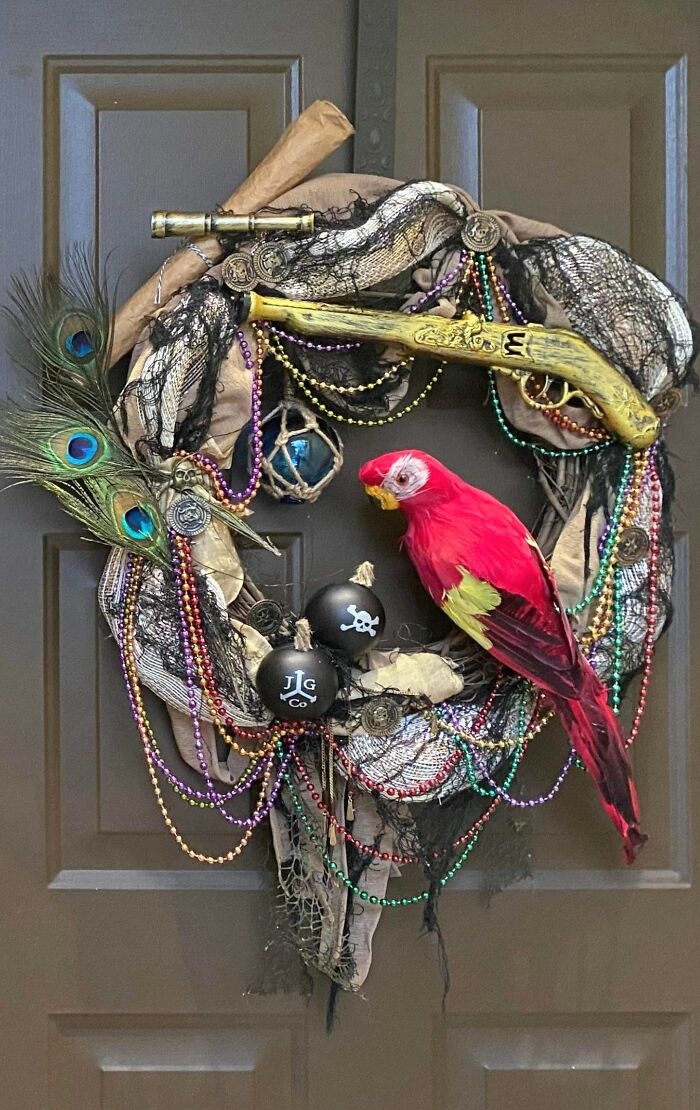 Grungy Pirate Wreath With Parrot