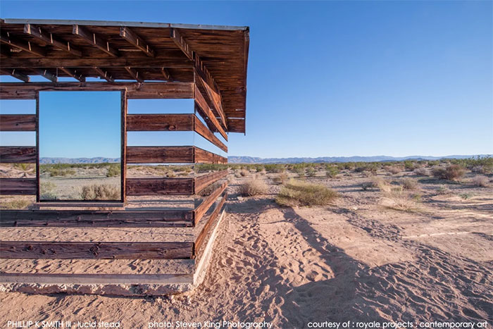 Espejos horizontales en una cabaña en el desierto