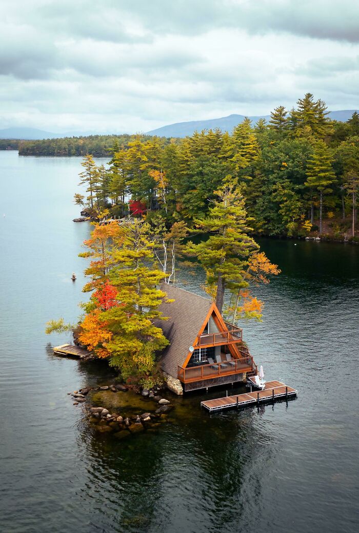 Cabaña en medio de un lago