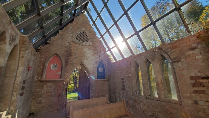 El techo de esta capilla colapsó, y lo reconstruyeron con cristal