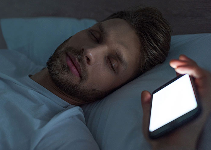 Woman Gets Upset When Her Boyfriend Can’t Stay Up At 3AM To Console Her Woman Gets Upset When Her Boyfriend Can’t Stay Up At 3AM To Console Her