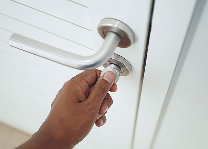 “I Called The Police”: Guy Can’t Stand GF’s Smell, Locks Her In The Bathroom For 3 Hours “I Called The Police”: Guy Can’t Stand GF’s Smell, Locks Her In The Bathroom For 3 Hours