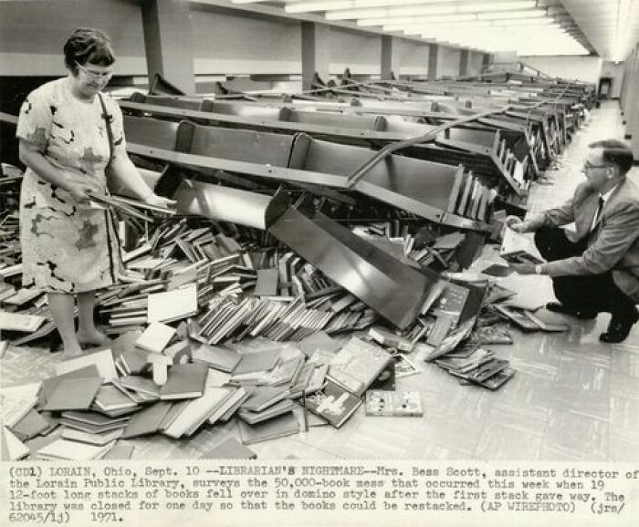 Conmoción en la biblioteca pública de Lorain, Ohio, tras caer 50.000 libros. 1971