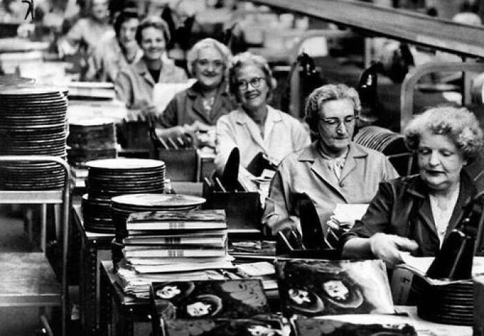 Mujeres montando el disco "Rubber soul" de los Beatles en la fábrica de vinilos Hayes, 1965