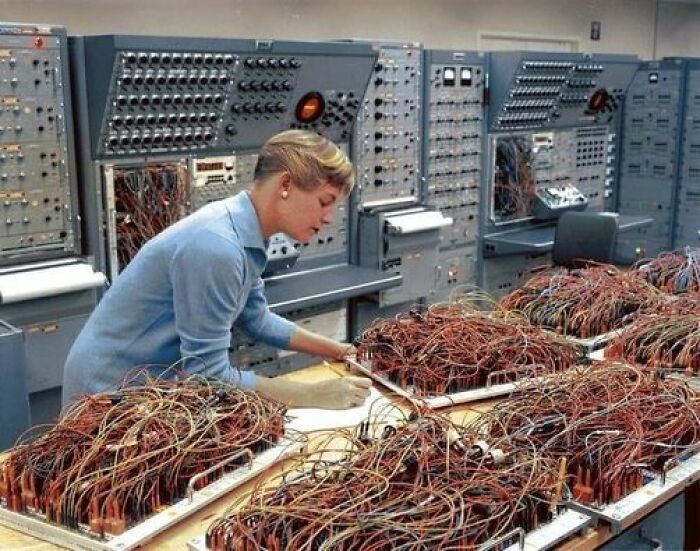 La ingeniera Karen Leadlay trabajando en las computadoras analógicas de la division espacial de General Dynamics, 1964