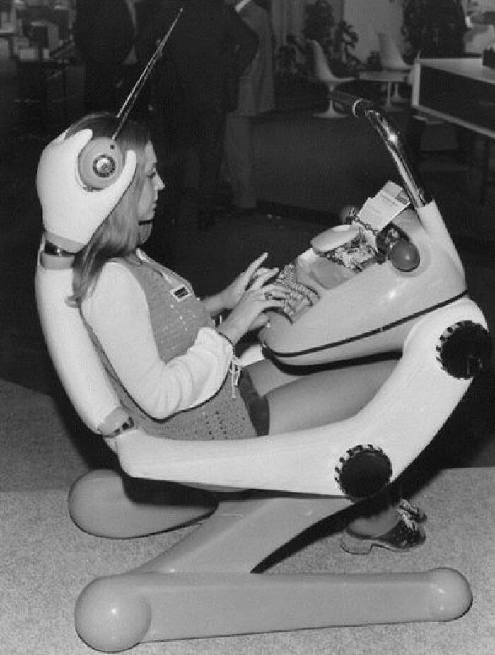 Mujer mostrando una silla para escribir a máquina futurista, con luz y auriculares, París 1972