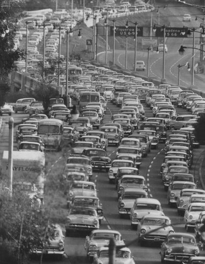 Densely Packed Traffic Travelling Southbound On The Pasadena Freeway