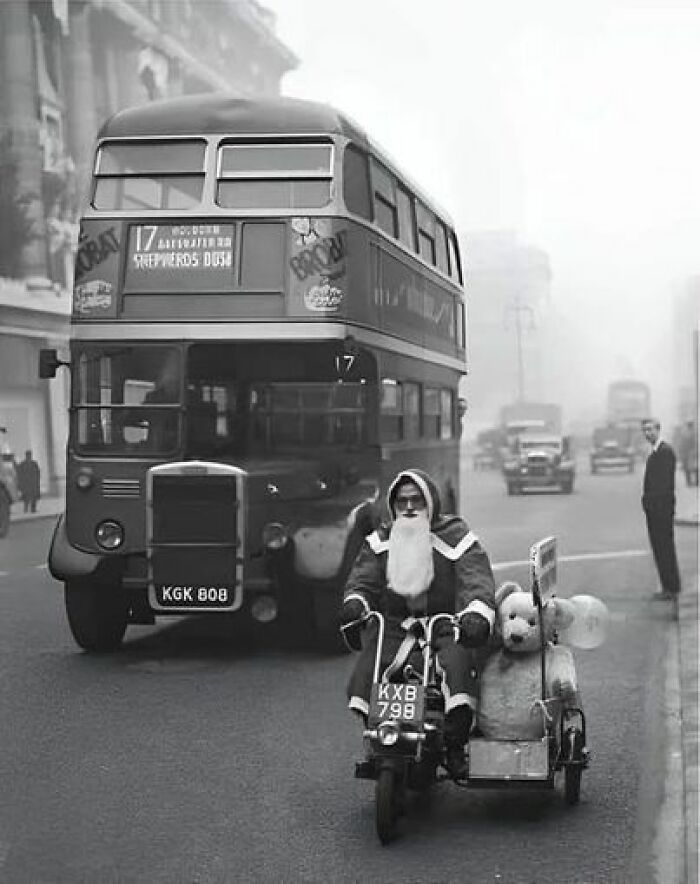 Papá Noel en una moto con sidecar por la calle Oxford de Londres, 1949