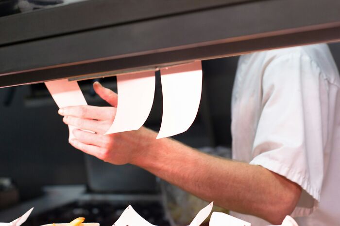30 Stories Of Customers From Hell That These Servers Just Had To Vent About Online