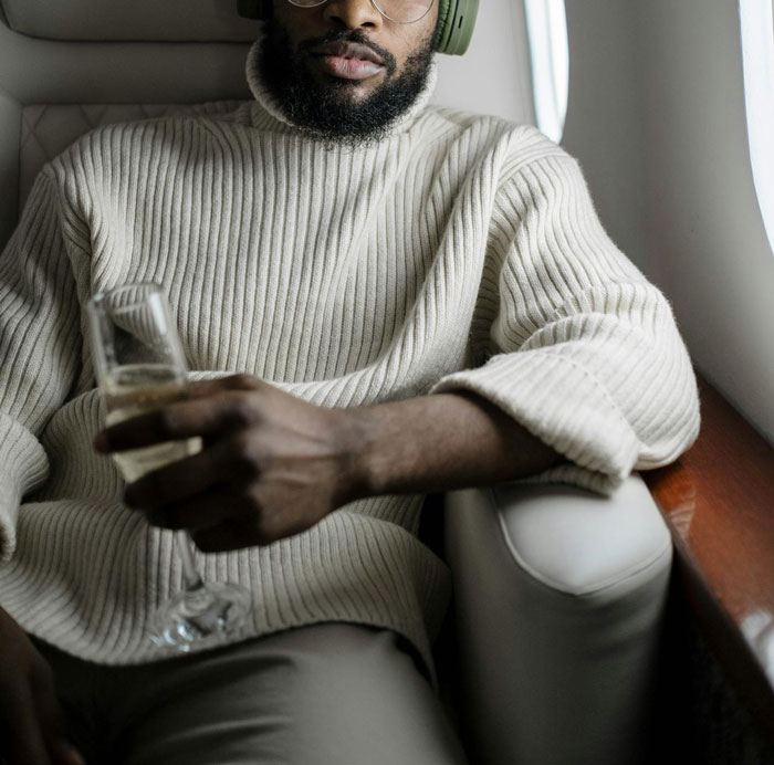 Flight Attendant Loses His Patience With Entitled Mom Who Just "Can't Sit In The Middle" Flight Attendant Loses His Patience With Entitled Mom Who Just "Can't Sit In The Middle"