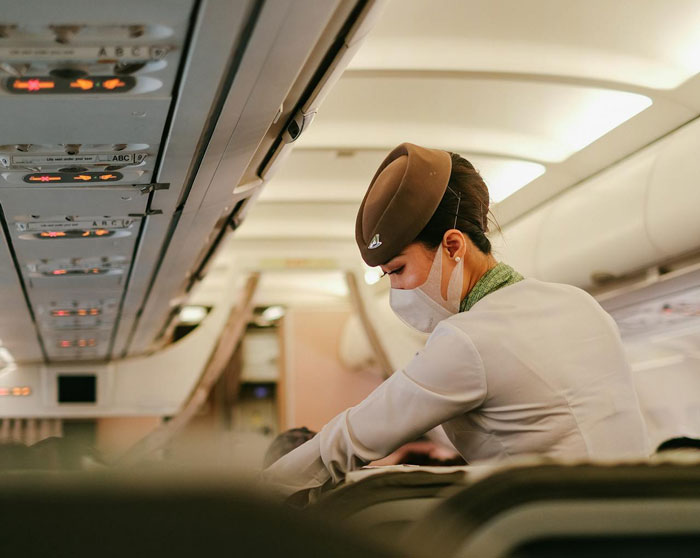 Flight Attendant Loses His Patience With Entitled Mom Who Just "Can't Sit In The Middle" Flight Attendant Loses His Patience With Entitled Mom Who Just "Can't Sit In The Middle"