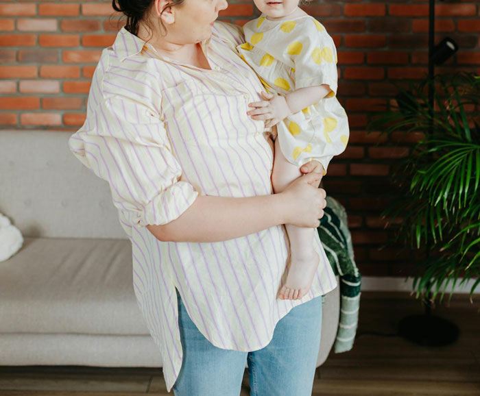 Flight Attendant Loses His Patience With Entitled Mom Who Just "Can't Sit In The Middle" Flight Attendant Loses His Patience With Entitled Mom Who Just "Can't Sit In The Middle"