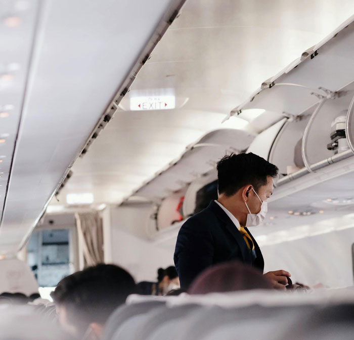 Flight Attendant Loses His Patience With Entitled Mom Who Just "Can't Sit In The Middle" Flight Attendant Loses His Patience With Entitled Mom Who Just "Can't Sit In The Middle"