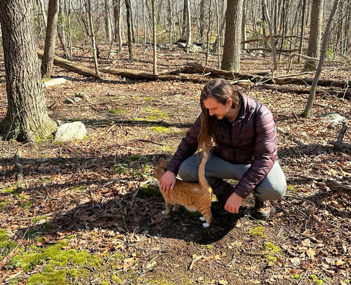 People Online Are In Love With This Adorable Cat Who Takes Its Owner’s Guests For Guided Hikes