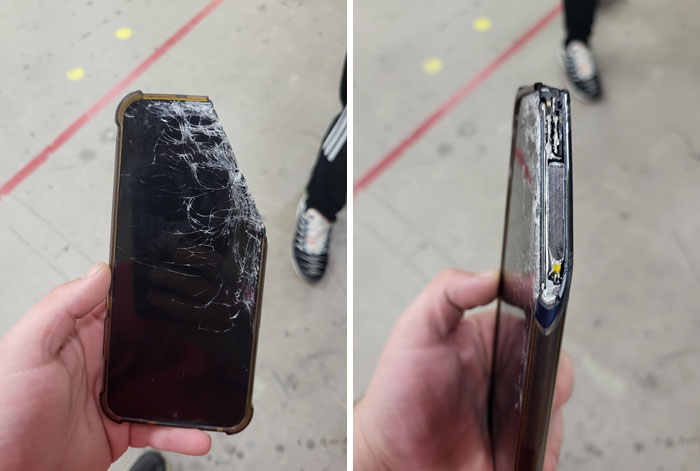 Mi compañero dejó su móvil bajo el cortapapel industrial