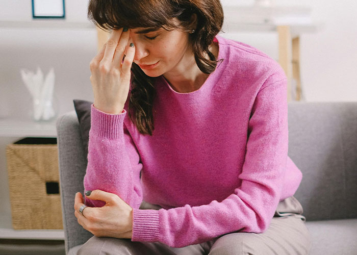 Woman Is Stunned When A Friend Asks Her To Cut Off Her Hair, Claiming It Reminds Her Of Her Trauma Woman Is Stunned When A Friend Asks Her To Cut Off Her Hair, Claiming It Reminds Her Of Her Trauma