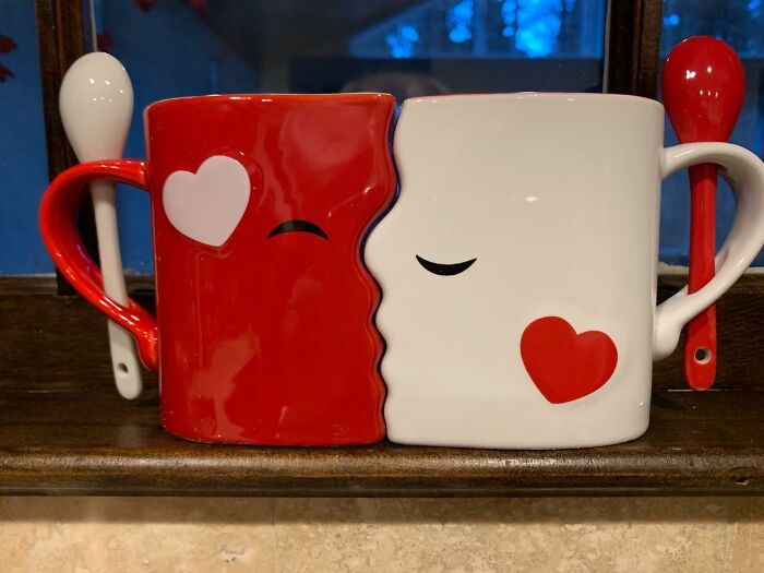 Celebrate Love And Warmth With Kissing Mugs Set: Perfect For Cozying Up With Your Favorite Person
